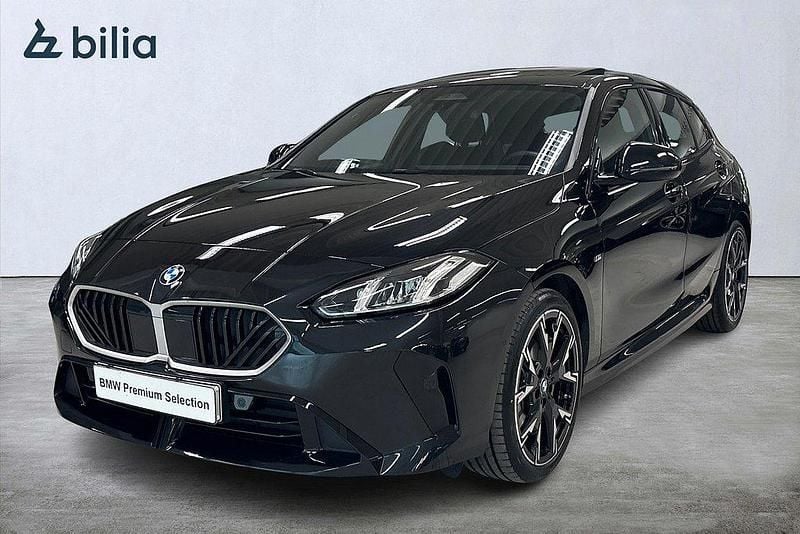 Svart Begagnad 2024 BMW 120 M Sport Halvkombi | 389 900 kr - Bild 1/4