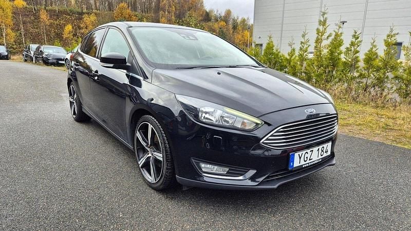 Svart Begagnad 2016 Ford Focus Titanium Halvkombi | 74 900 kr (Marknadspris) - Bild 1/4