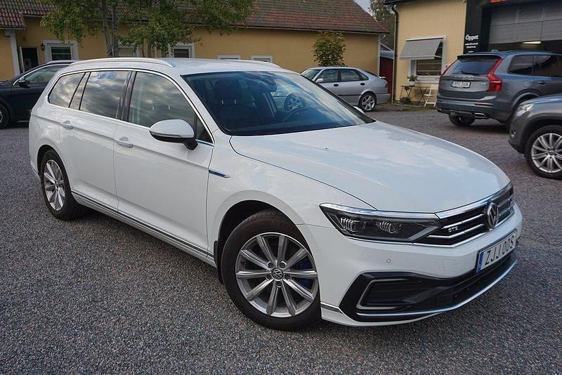 Vit Begagnad 2019 VW Passat GTE Kombi | 219 900 kr (Marknadspris) - Bild 1/4