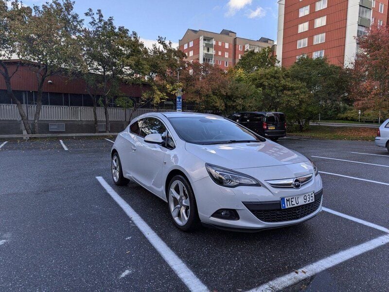 Vit Begagnad 2012 Opel Astra GTC Halvkombi | 74 900 kr - Bild 1/4