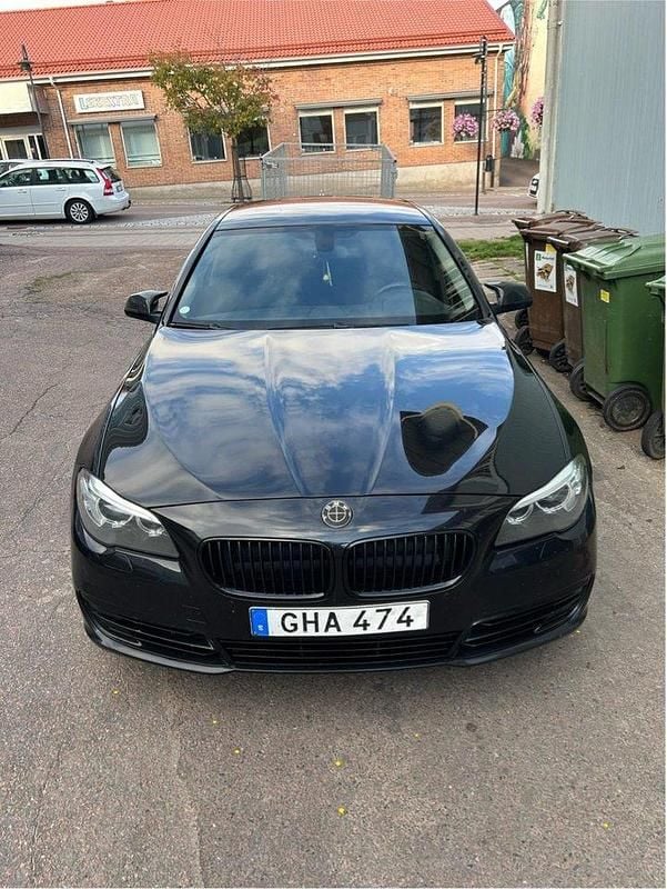 Svart Begagnad 2014 BMW 520 Sedan | 135 000 kr (Marknadspris) - Bild 1/4