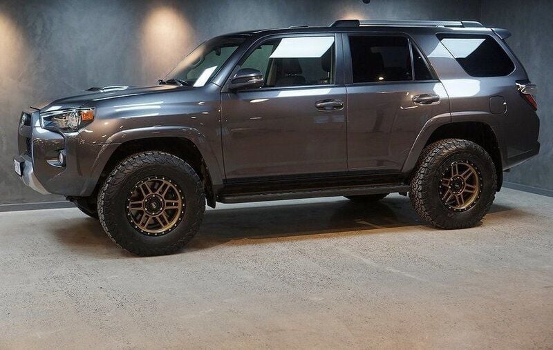 Grå Begagnad 2014 Toyota 4 Runner Premium SUV | 469 000 kr - Bild 1/4