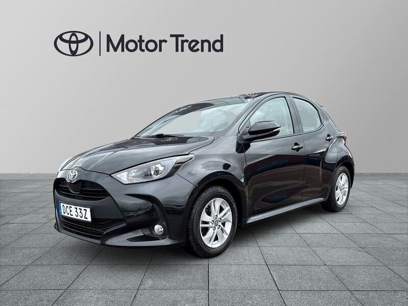 Svart Begagnad 2024 Toyota Yaris Hybrid Active Halvkombi | 239 900 kr (Marknadspris) - Bild 1/3