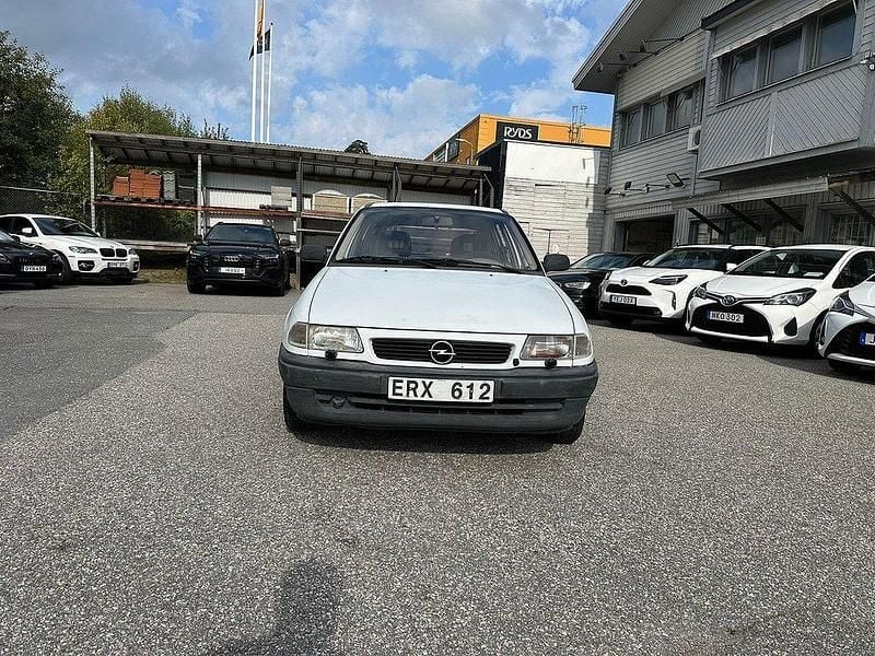 Vit Begagnad 1997 Opel Astra Halvkombi | 14 900 kr - Bild 1/4