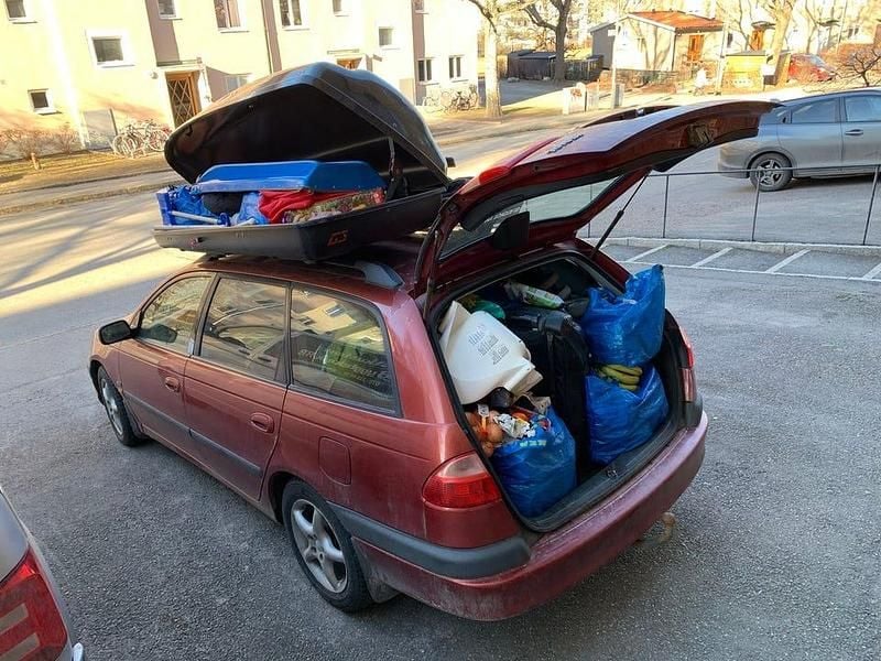 Röd. klarlacken har släppt på en hel del ställen. Begagnad 2001 Toyota Avensis Kombi | 5 000 kr - Bild 1/4