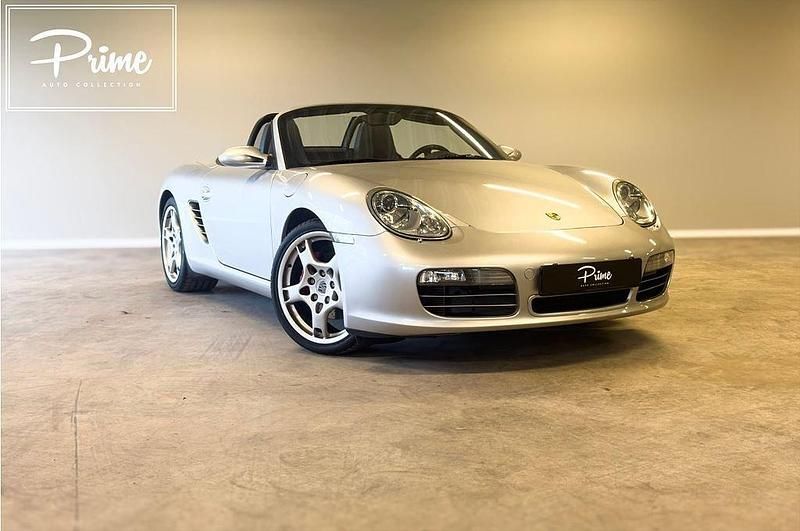 Grå Begagnad 2006 Porsche Boxster S Cab | 369 900 kr (Marknadspris) - Bild 1/4