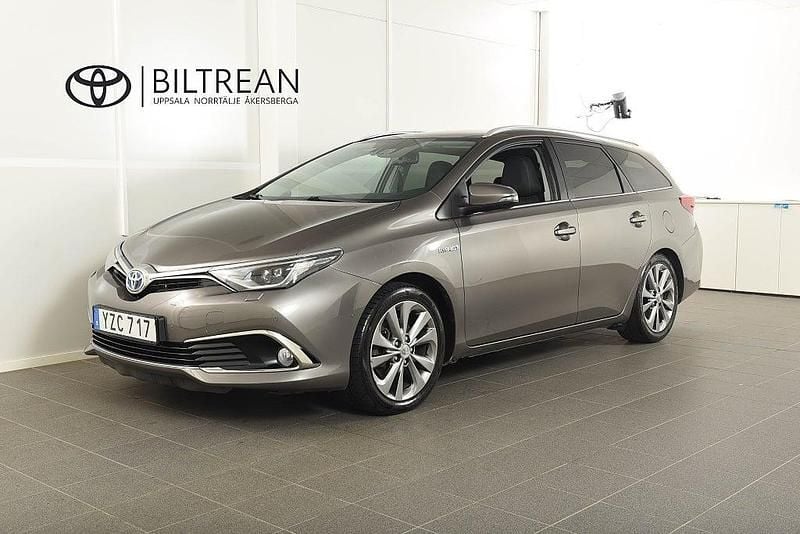 Mörkgrå Begagnad 2017 Toyota Auris Hybrid Executive Kombi | 159 900 kr (Marknadspris) - Bild 1/4