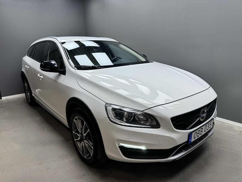 Vit Begagnad 2017 Volvo V60 CC Summum Kombi | 164 900 kr (Superpris) - Bild 1/4