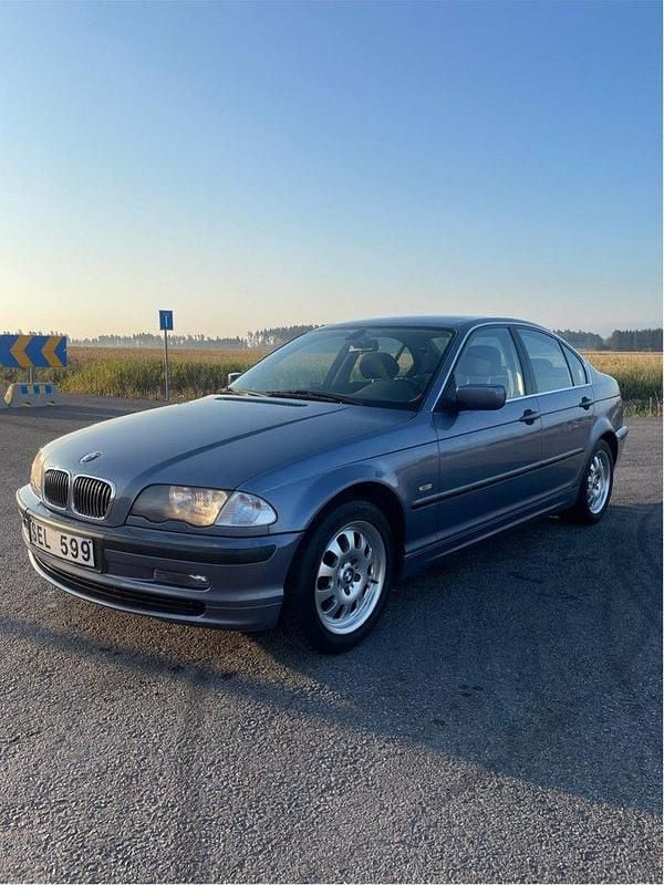 Blå Begagnad 2001 BMW 325 Sedan | 42 000 kr (Bra pris) - Bild 1/4