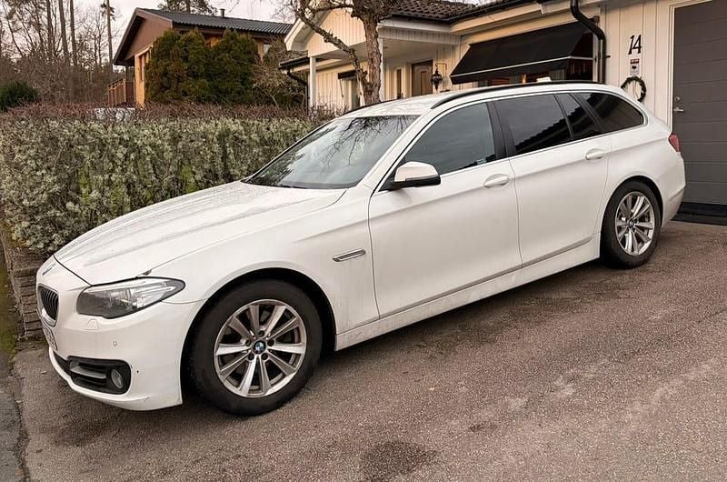 Vit Begagnad 2014 BMW 520 Kombi | 118 000 kr (Superpris) - Bild 1/4