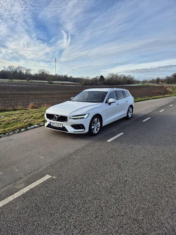 Vit Begagnad 2019 Volvo V60 Momentum Kombi | 225 000 kr (Bra pris) - Bild 1/4