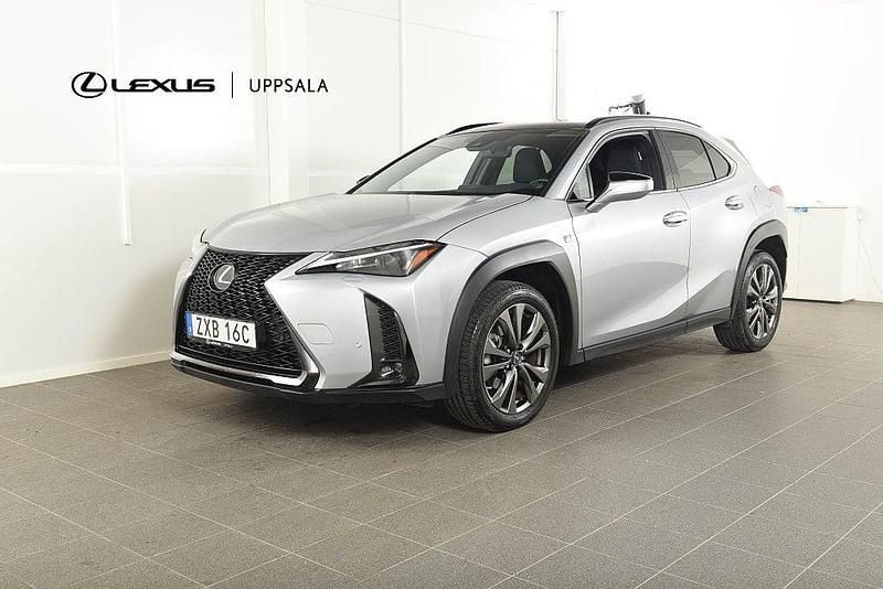 Grå Begagnad 2023 Lexus UX 250h Sport Design Packet SUV | 344 900 kr (Marknadspris) - Bild 1/4