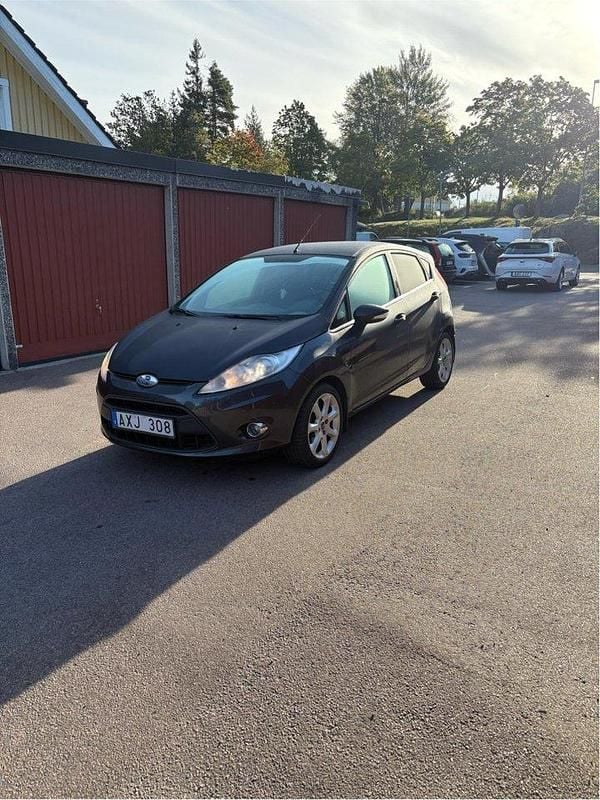 Grå Begagnad 2010 Ford Fiesta Titanium Halvkombi | 42 500 kr (Marknadspris) - Bild 1/3
