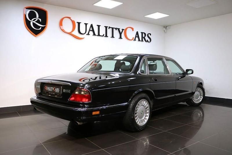 Begagnad Jaguar XJ Sovereign 241 HK (177 kW) 1997 Svart Sedan