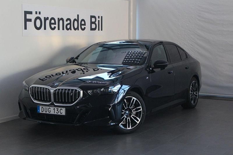 Svart Begagnad 2024 BMW i5 M Sport Sedan | 629 000 kr - Bild 1/4