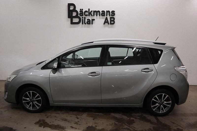 Ljusgrå Begagnad 2013 Toyota Verso Business Edition Minibuss | 83 000 kr (Marknadspris) - Bild 1/4