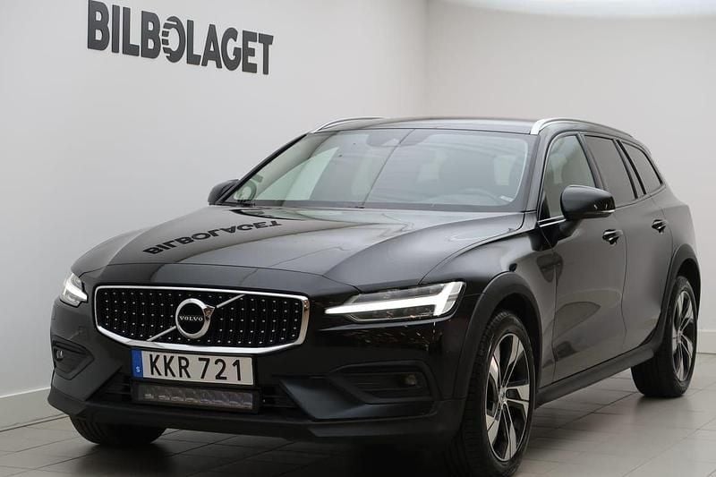 Svart Begagnad 2022 Volvo V60 CC Kombi | 319 800 kr (Marknadspris) - Bild 1/4