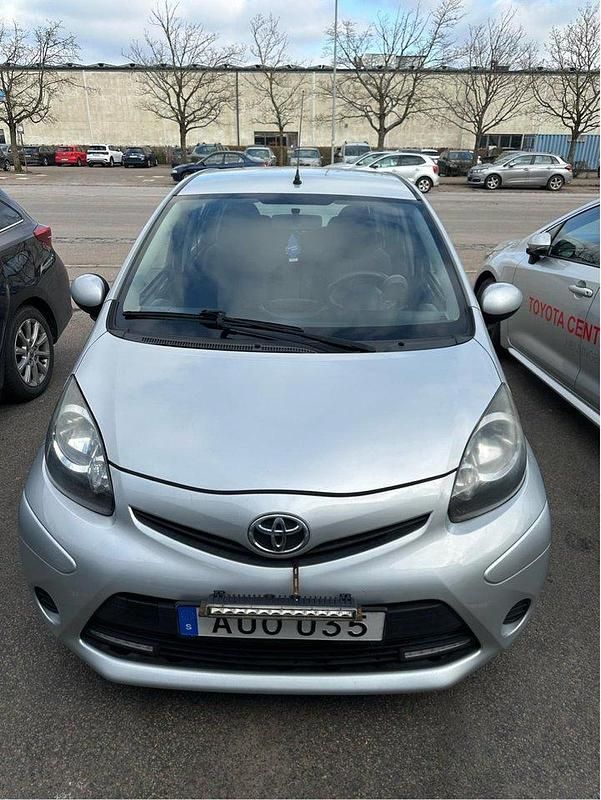 Silver Begagnad 2014 Toyota Aygo Halvkombi | 59 000 kr (Lite dyr) - Bild 1/4