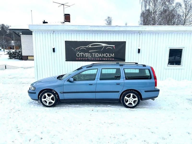 Blå Begagnad 2003 Volvo V70 Business Edition Kombi | 28 500 kr (Marknadspris) - Bild 1/4