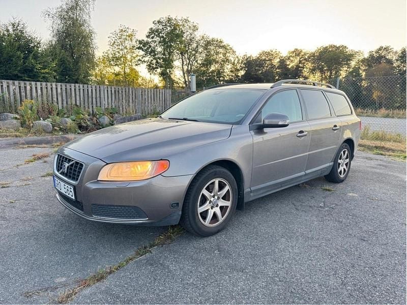 Grå Begagnad 2008 Volvo V70 Kombi | 34 900 kr (Marknadspris) - Bild 1/4