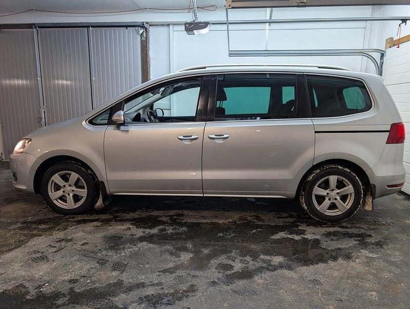 Begagnad VW Sharan 140 HK (102 kW) 2011 Silver Minibuss