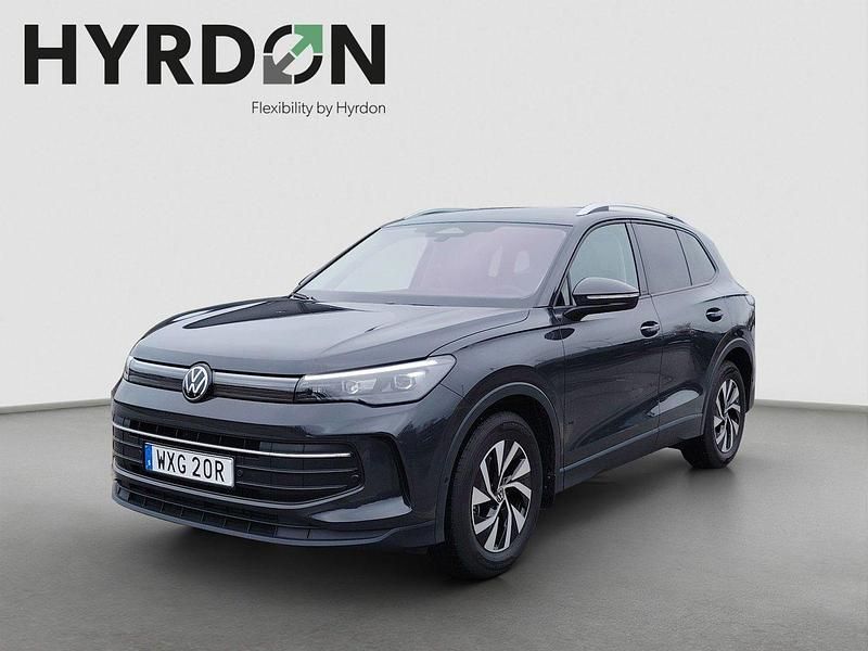 Mörkgrå (grå) Begagnad 2024 VW Tiguan Life SUV | 369 000 kr (Marknadspris) - Bild 1/4