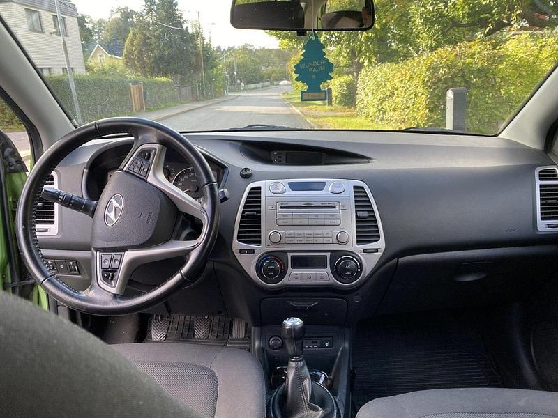Begagnad Hyundai i20 Premium 78 HK (57 kW) 2012 Grön Halvkombi