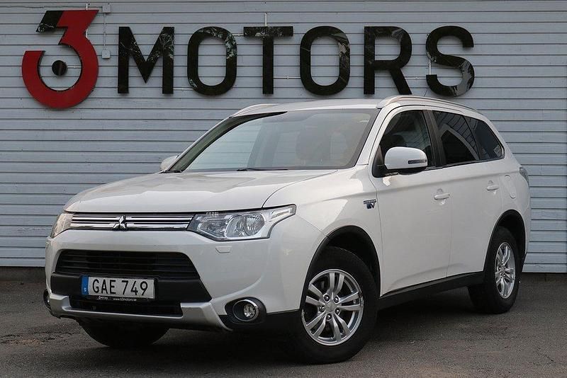 Vit Begagnad 2015 Mitsubishi Outlander P-HEV SUV | 108 900 kr (Marknadspris) - Bild 1/4