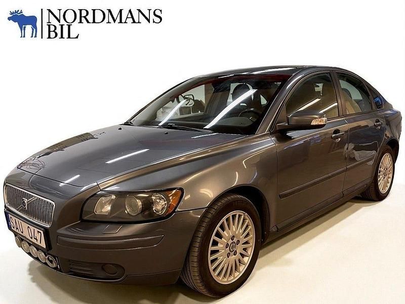 Grå Begagnad 2007 Volvo S40 Kinetic Sedan | 49 000 kr (Marknadspris) - Bild 1/4