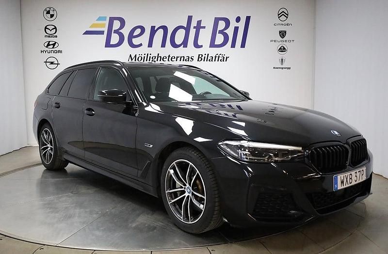 Black sapphire metallic Begagnad 2023 BMW 530e M Sport Kombi | 364 500 kr (Marknadspris) - Bild 1/3