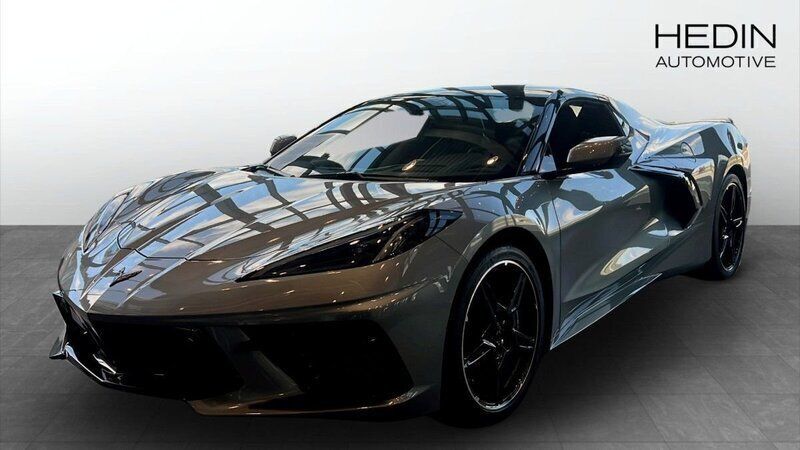 Grå (grey) Ny 2024 Chevrolet Corvette Stingray Cab | 1 415 060 kr (Marknadspris) - Bild 1/4