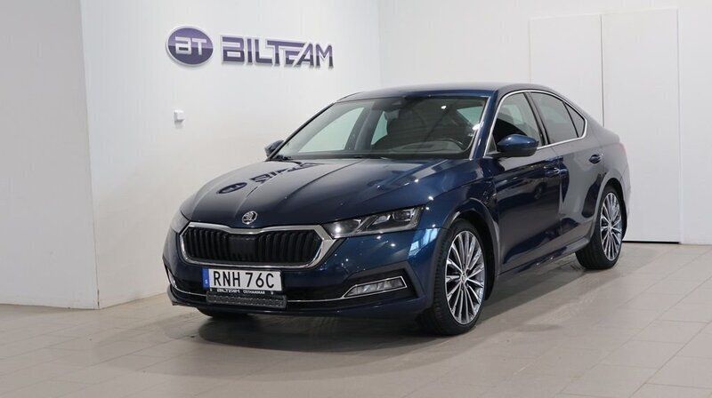 Blå (lava blue metallic) Begagnad 2021 Skoda Octavia Style Halvkombi | 314 900 kr (Marknadspris) - Bild 1/4