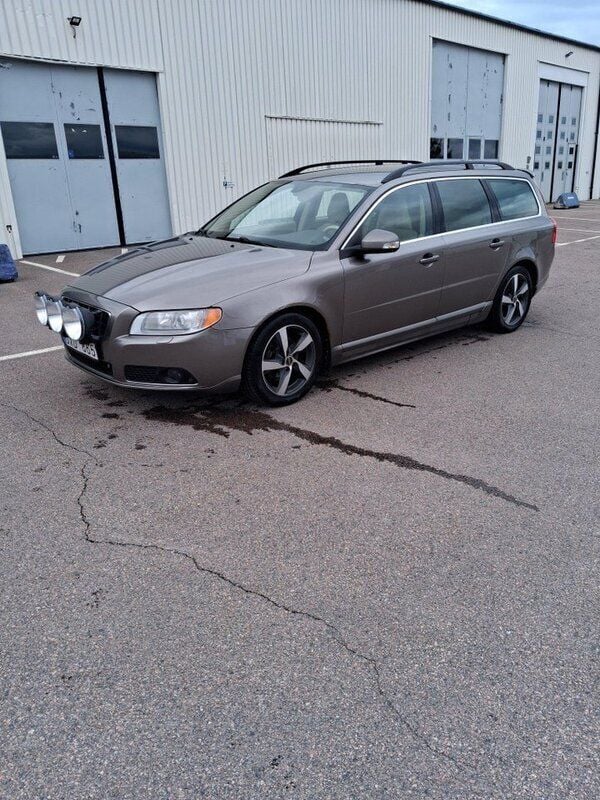 Grå Begagnad 2011 Volvo V70 Momentum Kombi | 30 000 kr (Bra pris) - Bild 1/4