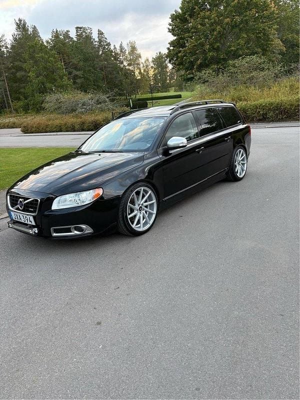 Svart Begagnad 2010 Volvo V70 R-Design Kombi | 89 900 kr (Marknadspris) - Bild 1/4