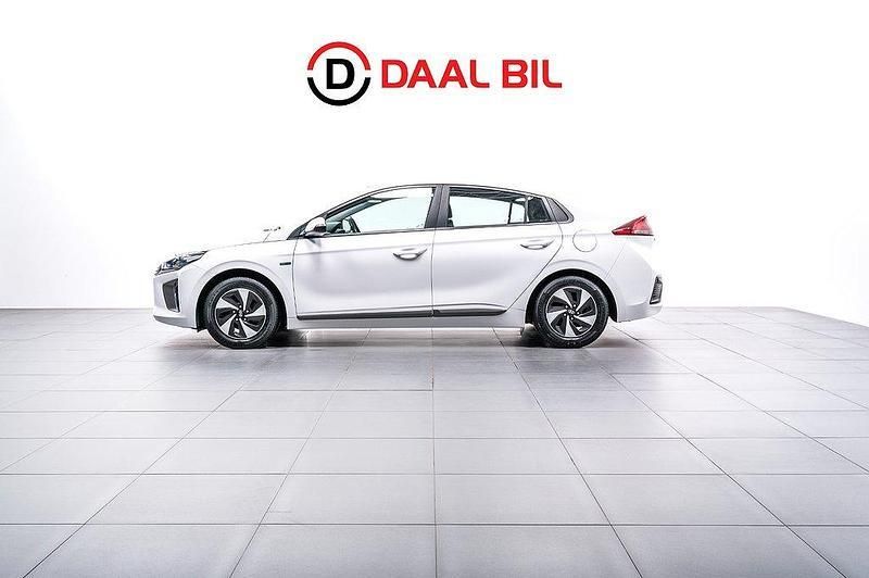 Vit Begagnad 2016 Hyundai Ioniq Sedan | 149 700 kr (Marknadspris) - Bild 1/4