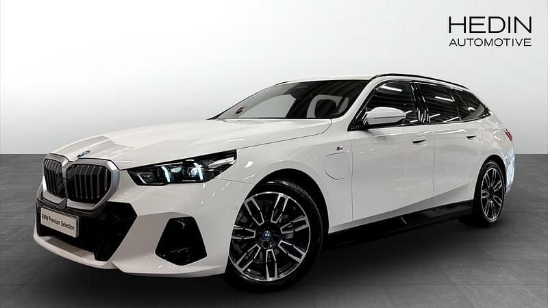 Vit (white) Begagnad 2025 BMW 530e M Sport Kombi | 598 700 kr (Superpris) - Bild 1/4