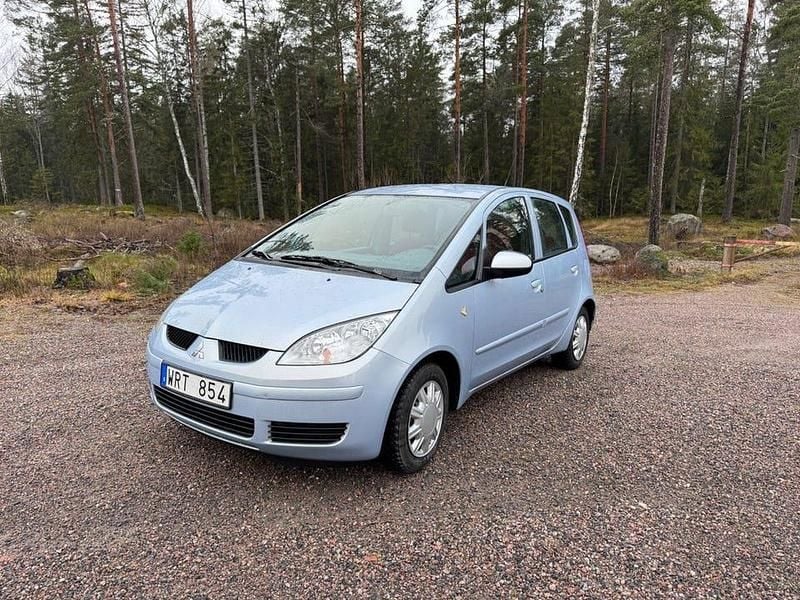 Blå Begagnad 2005 Mitsubishi Colt Halvkombi | 21 000 kr (Marknadspris) - Bild 1/4