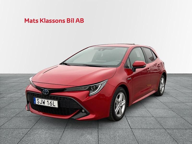 Begagnad Toyota Corolla Hybrid Style 124 HK (91 kW) 2019 Röd Halvkombi
