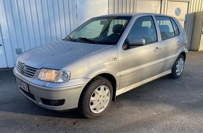 Silver Begagnad 2001 VW Polo Halvkombi | 25 000 kr (Lite dyr) - Bild 1/4
