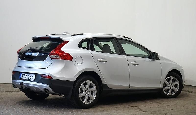 Begagnad Volvo V40 Momentum 150 HK (110 kW) 2017 Silver Halvkombi