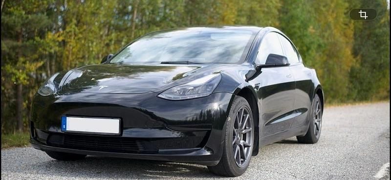Begagnad 2022 Tesla Model 3 Standard Range Sedan | 150 000 kr (Marknadspris) - Bild 1/3