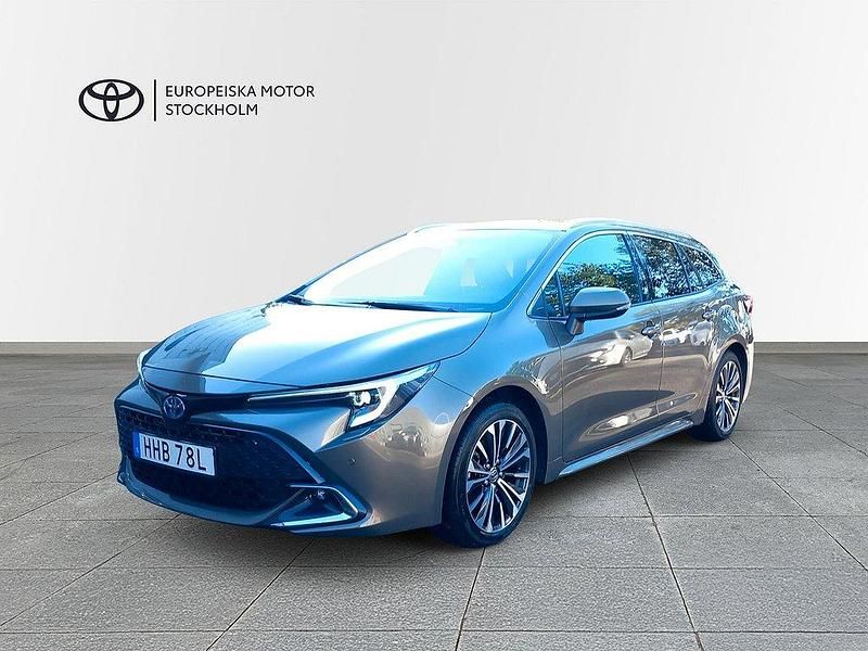Grön Begagnad 2024 Toyota Corolla Style Kombi | 314 900 kr (Marknadspris) - Bild 1/4