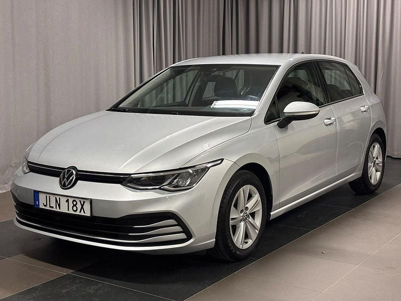 Silver Begagnad 2020 VW Golf VIII Halvkombi | 209 900 kr (Bra pris) - Bild 1/4