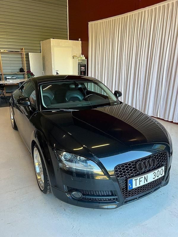 Svart Begagnad 2006 Audi TT Sportkupé | 99 900 kr (Marknadspris) - Bild 1/4