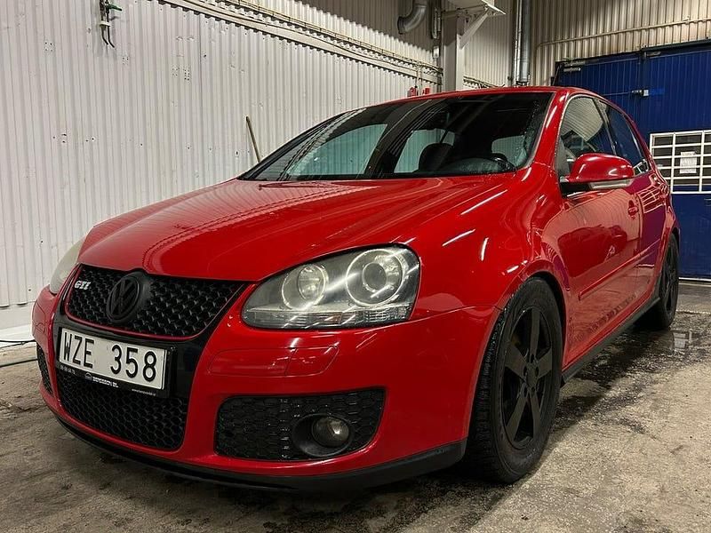 Röd Begagnad 2005 VW Golf V GTI Halvkombi | 69 999 kr (Marknadspris) - Bild 1/4