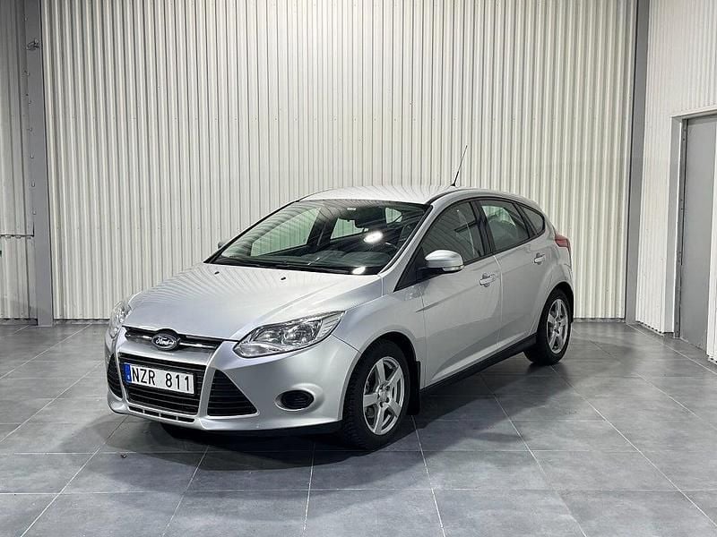 Grå Begagnad 2013 Ford Focus Trend Halvkombi | 69 900 kr (Marknadspris) - Bild 1/4