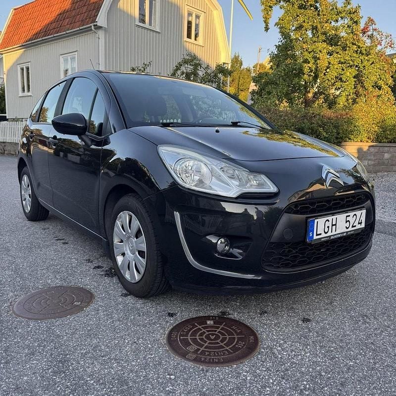 Svart Begagnad 2011 Citroën C3 Halvkombi | 40 000 kr (Marknadspris) - Bild 1/4