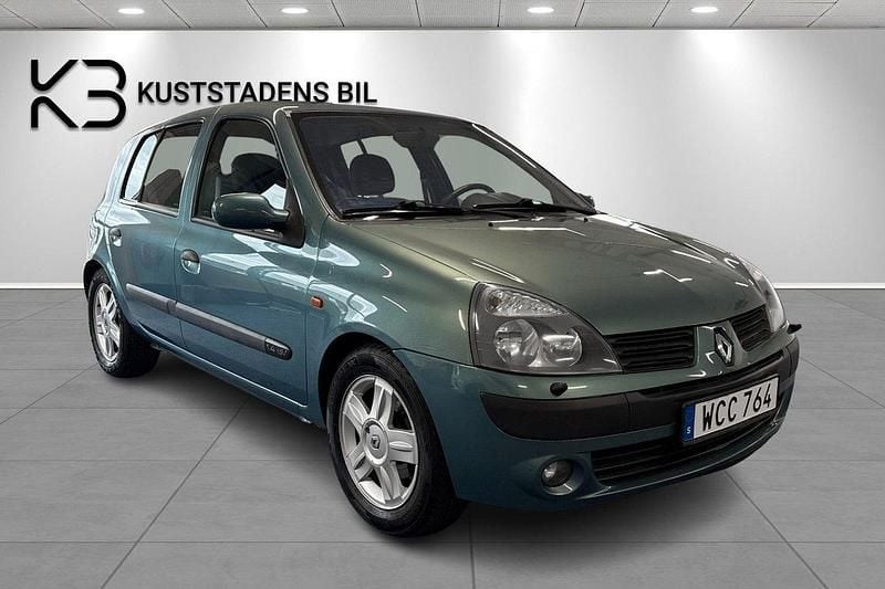 Ljusblå (blå) Begagnad 2004 Renault Clio II Halvkombi | 25 000 kr (Marknadspris) - Bild 1/4