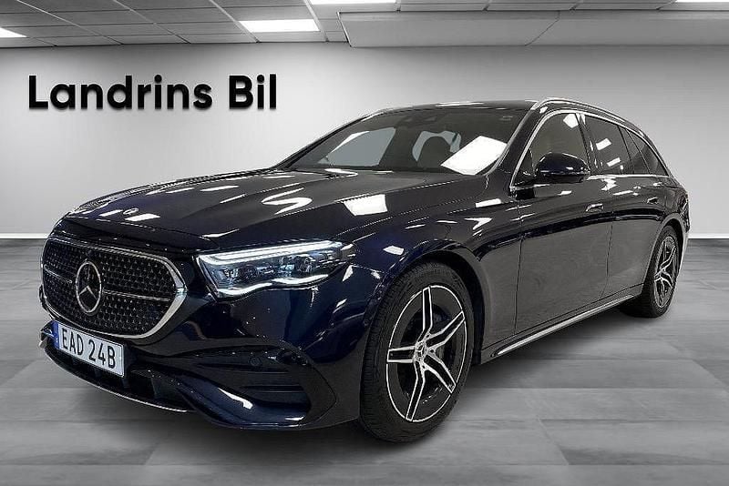 Mörkblå (blå) Begagnad 2023 Mercedes E300 AMG Kombi | 629 000 kr (Marknadspris) - Bild 1/4