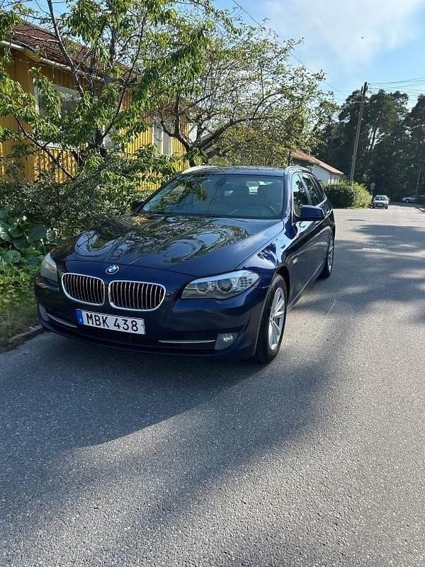 Blå Begagnad 2012 BMW 520 Kombi | 75 900 kr (Bra pris) - Bild 1/4